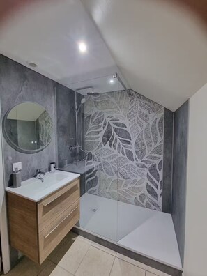 Dusche, Haartrockner, Handtücher, Seife