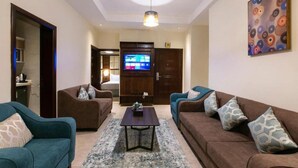 A living room with two sofas, a coffee table, and a TV. - Golden new Alsalamah (Jeddah)