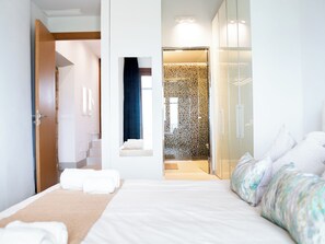 3 bedrooms, travel cot, free WiFi, bed sheets