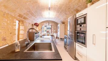 Een koelkast, een microgolfoven, een oven, een kookplaat