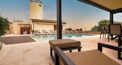 Stylish mill finca with pool & outdoor kitchen. Ideal for families & friends!