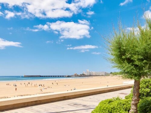 Beachfront 1-Bed Apartment, Steps from Shops - Perfect for Budget-Friendly Vacation!
