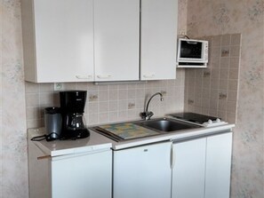 Jääkaappi, uuni, liesi, kahvin-/teenkeitin