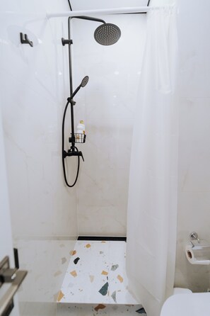 Ducha, secador de pelo, toallas, jabón