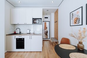 Frigorifero, microonde, forno, piano cottura