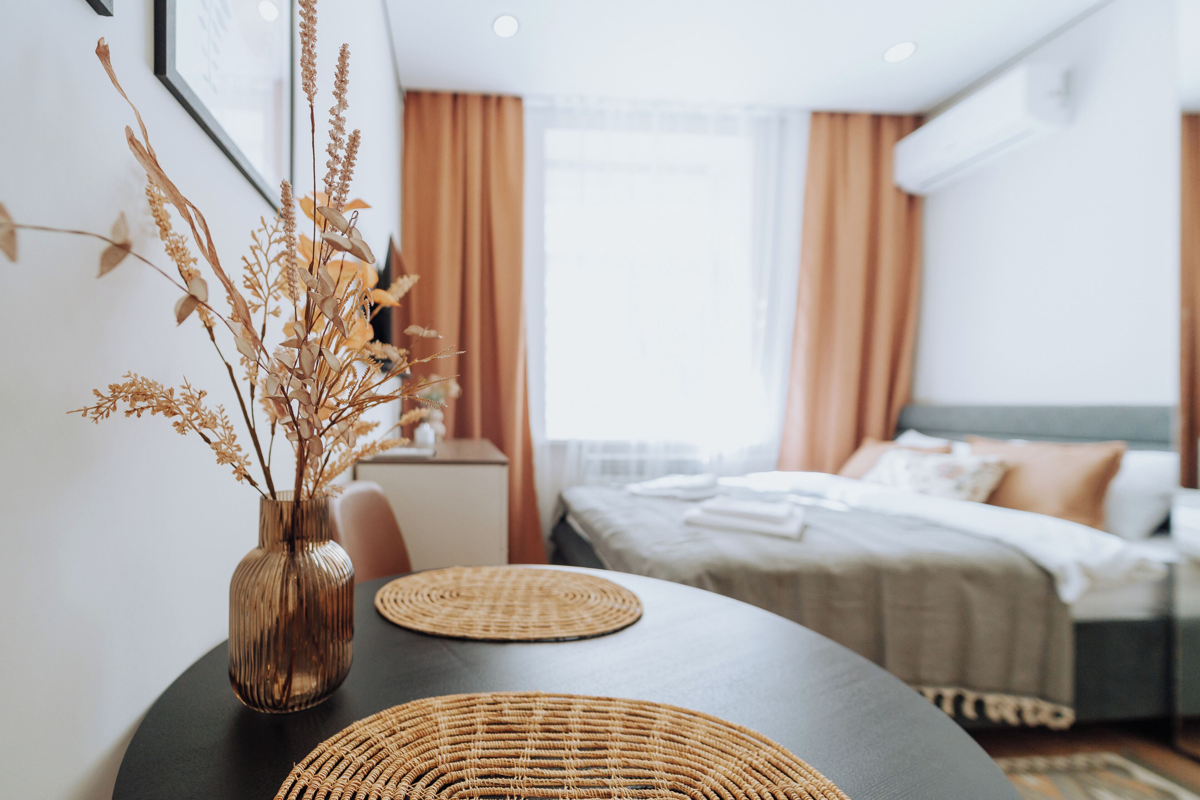 1 habitación, tabla de planchar con plancha y cuna de viaje 