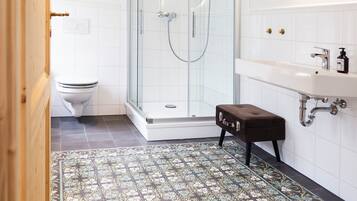 Suihku, pyyhkeet, saippua, vessapaperi