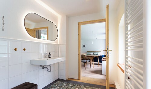 Felsquartier: Helles Apartment mit Waldblick
