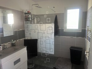 Chuveiro, secador de cabelo, toalhas de banho, sabonete