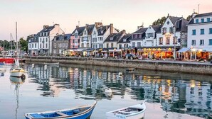 A waterfront town with historic buildings, a calm river, and boats docked along the shore. - LUXURY - Villa, swimming pool, jacuzzi, billiards by Groom* - by Groom (Erdeven)