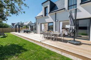 Outdoor dining - LUXURY - Villa, swimming pool, jacuzzi, billiards by Groom* - by Groom (Erdeven)