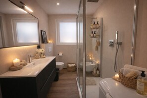 Douche, sèche-cheveux, bidet, papier toilette