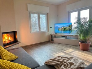 Smart TV, fireplace