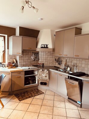 Kühlschrank, Mikrowelle, Herdplatte, Geschirrspüler