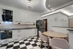 Fridge, oven, stovetop, coffee/tea maker