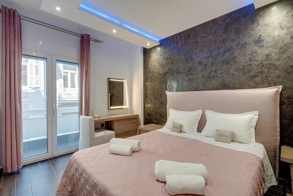 2 chambres, coffres-forts dans les chambres, fer et planche à repasser