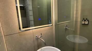 Superior kamer, 1 twee- of 2 eenpersoonsbedden | Badkamer | Een douche, handdoeken, zeep, shampoo