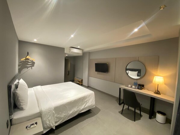 Escritorio, wifi gratis y ropa de cama 