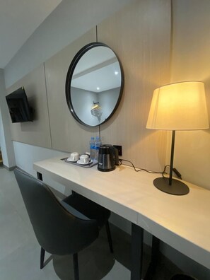 Desk, free WiFi, bed sheets - MBS HOTEL MEDAN (Medan)