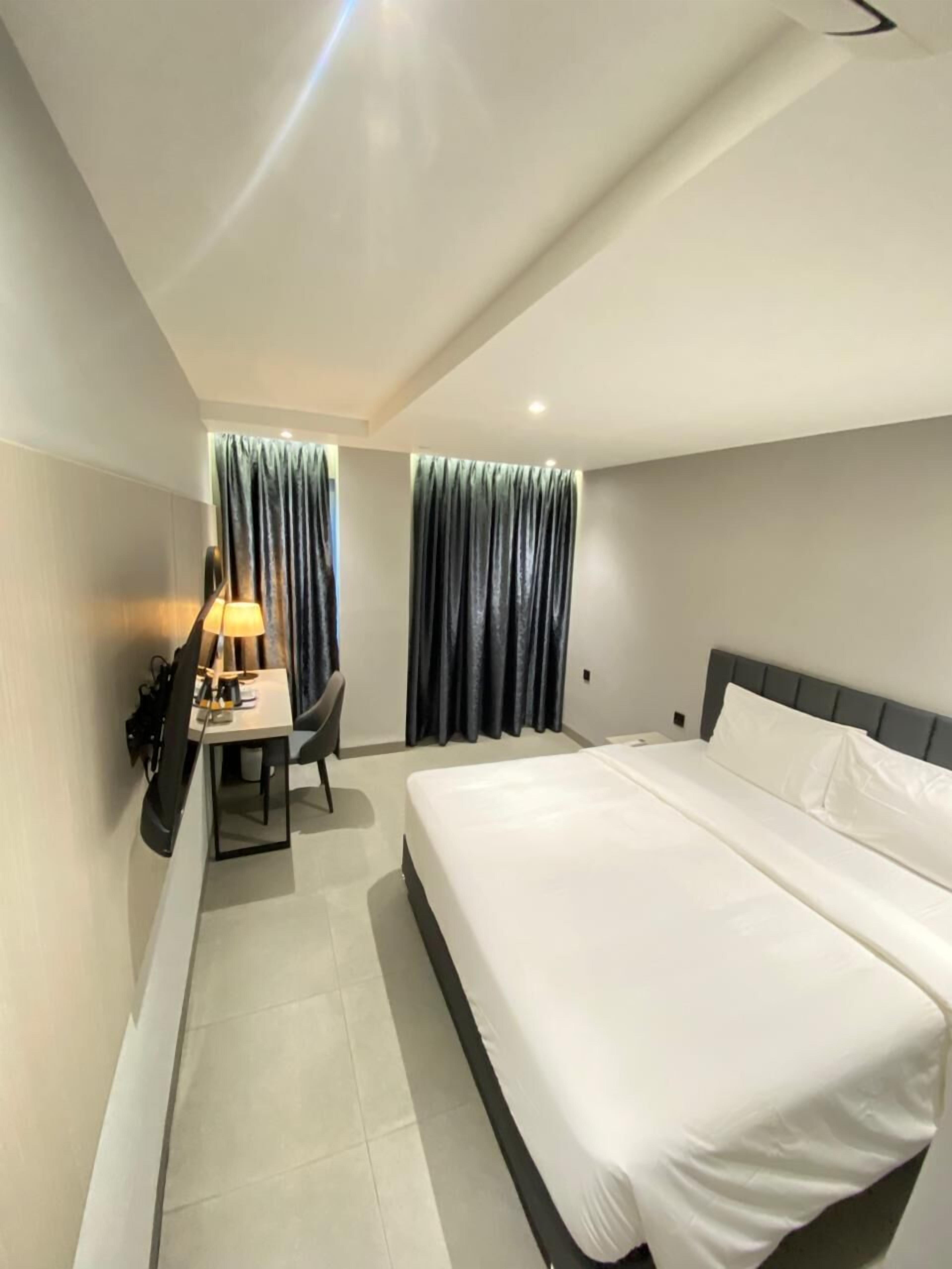 高级双人房或双床房 | 办公桌、免费 WiFi、床 单