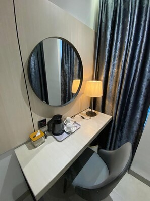 Habitación superior con 1 cama matrimonial o 2 individuales | Escritorio, wifi gratis y ropa de cama 