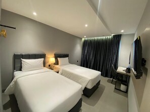 办公桌、免费 WiFi、床单