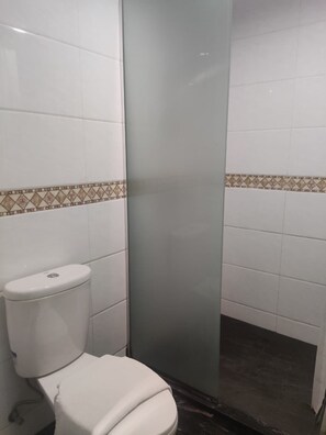 Deluxe tweepersoonskamer, uitzicht op stad | Badkamer | Een douche, handdoeken, zeep, shampoo
