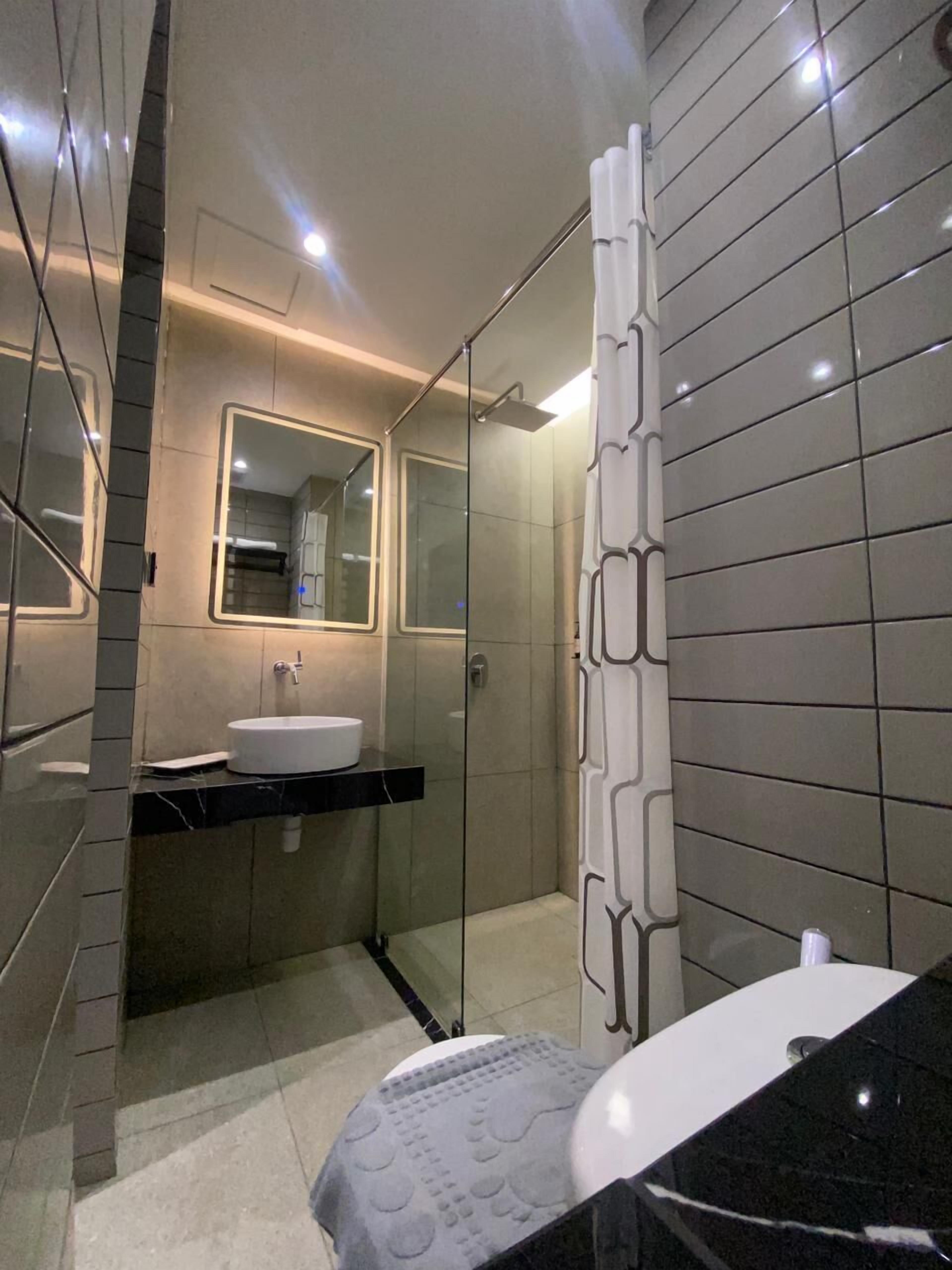 ห้องซูพีเรียดับเบิลหรือทวิน | ห้องน้ำ | ฝักบัว, รองเท้  าสวมภายในห้อง, ผ้าเช็ดตัว, สบู่