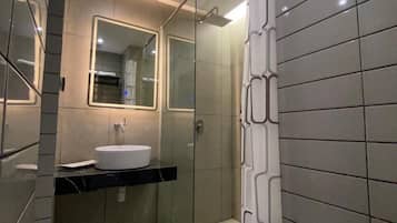 Phòng đôi hoặc 2 giường đơn Superior | Phòng tắm | Buồng tắm vòi sen, dép đi trong nhà, khăn tắm, xà phòng