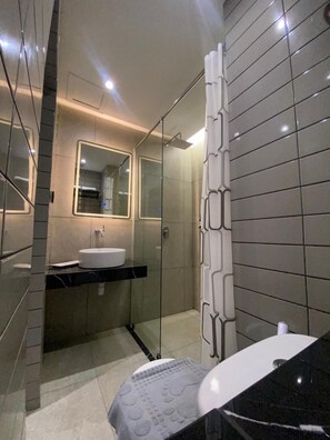 Superior Twin Room | Bathroom | Shower, slippers, towels, soap