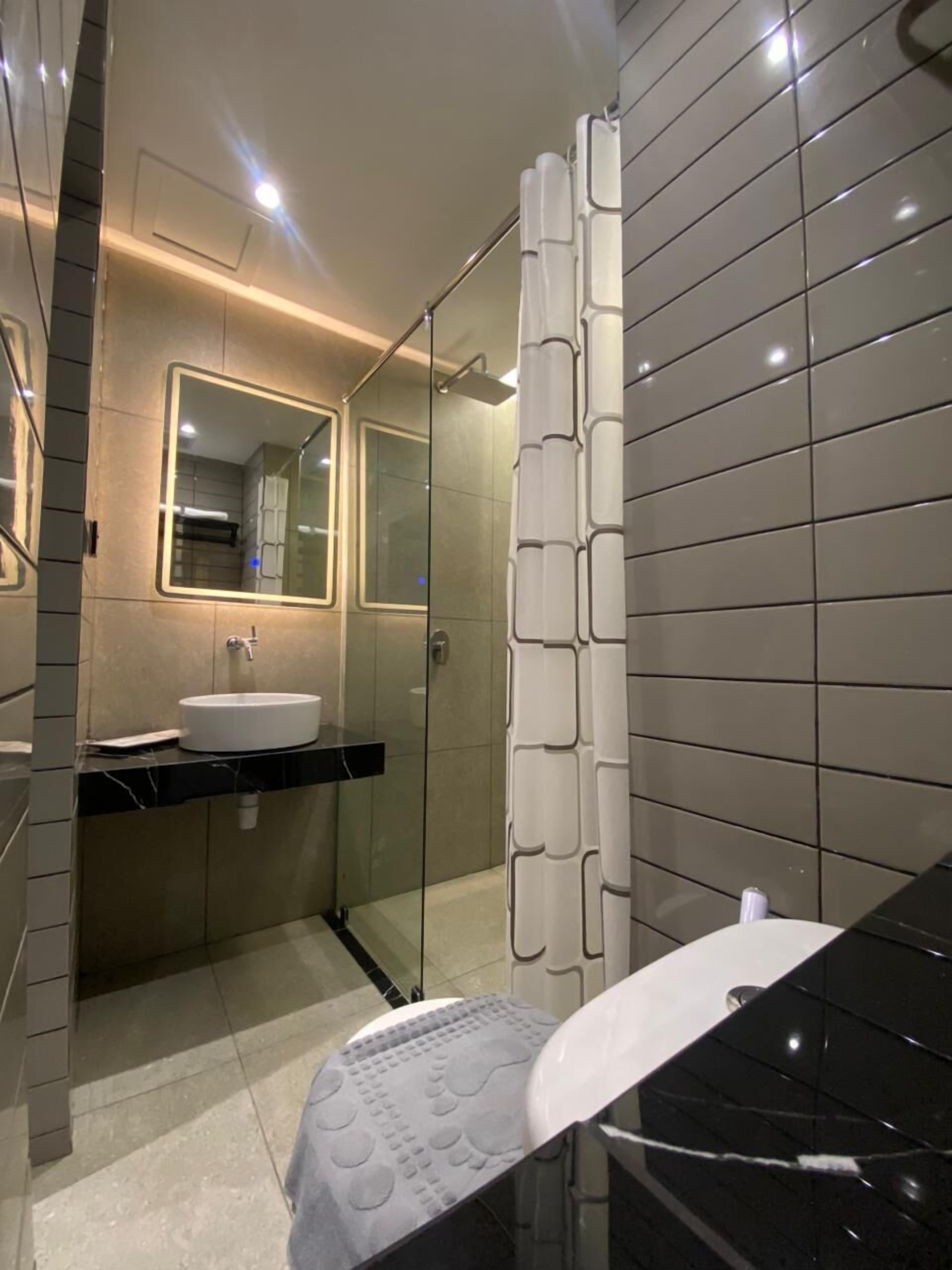 ฝักบัว, ผ้าเช็ดตัว, สบู่, ยาสระผม