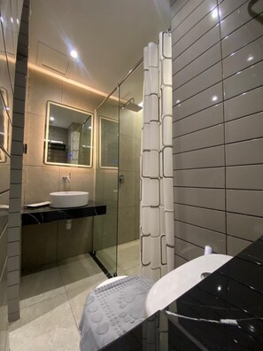 淋浴设施、毛巾、肥皂、洗发水