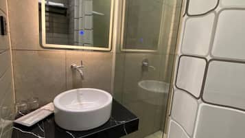 Dusj, håndklær, såpe og sjampo