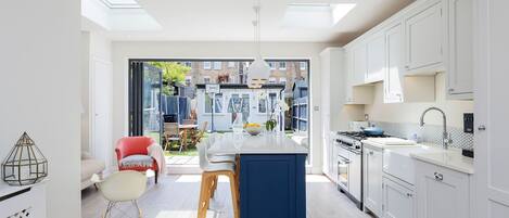 Kühlschrank, Mikrowelle, Geschirrspüler, Toaster