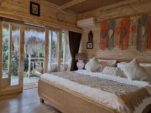 Una habitación con una cama grande, techo de madera y vistas al exterior.