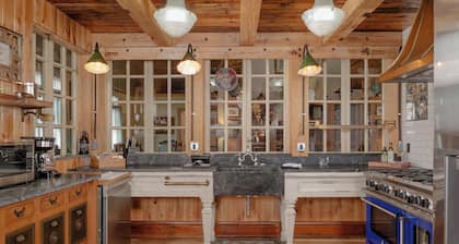 The Dancing Moon Luxury Loft - Sleeps 12