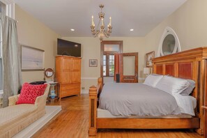 4 bedrooms, desk, iron/ironing board, WiFi