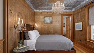 4 bedrooms, desk, iron/ironing board, WiFi