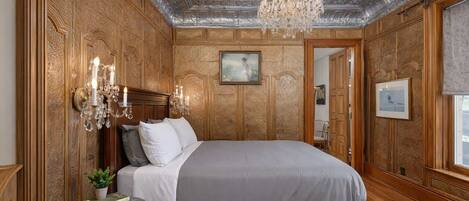 4 habitaciones, escritorio, tabla de planchar con plancha y wifi