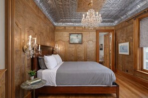 4 bedrooms, desk, iron/ironing board, WiFi - Downtown Oshkosh Luxury Loft & Event Space (Oshkosh)