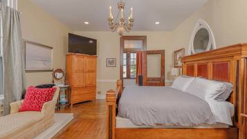 4 bedrooms, desk, iron/ironing board, WiFi