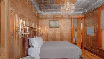 4 bedrooms, desk, iron/ironing board, WiFi