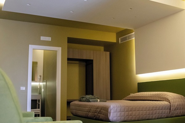 Kamar Quadruple Superior, balkon, pemandangan halaman | Brankas, meja kerja, ruang kerja ramah laptop, dan kedap suara