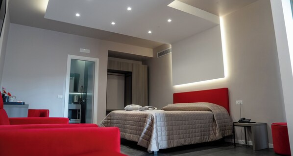 Superior Quadruple Room, Balcony, Courtyard View | Minibar, in-room safe, desk, laptop workspace - Opera Hotel (Gravina in Puglia)