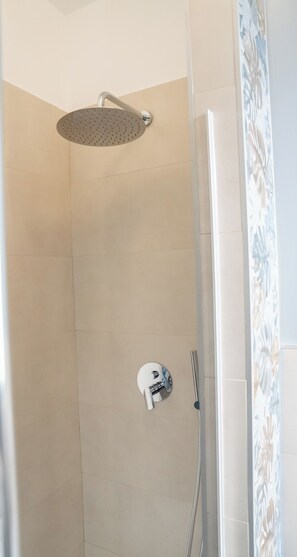 Superior Quadruple Room, Balcony, Courtyard View | Bathroom | Shower, hair dryer, towels, soap - Opera Hotel (Gravina in Puglia)