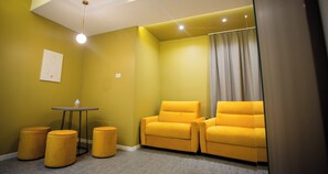 Standard-Vierbettzimmer | Zimmersafe, Schreibtisch, laptopgeeigneter Arbeitsplatz