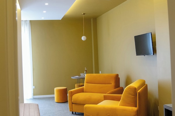 Kamar Quadruple Superior, balkon, pemandangan halaman | Brankas, meja kerja, ruang kerja ramah laptop, dan kedap suara