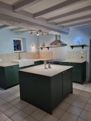 Private kitchen - Au Mont De La Quintine #Pool and Jacuzzi (Saint-Quentin-sur-le-Homme)