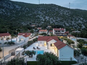 A coastal hotel with multiple rooms, a swimming pool, and a view of the sea and hills. - Resort Moja Stina - Villa Maslina (Seoca)