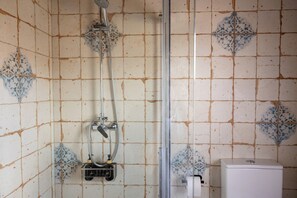 Secador de pelo, jabón y papel higiénico